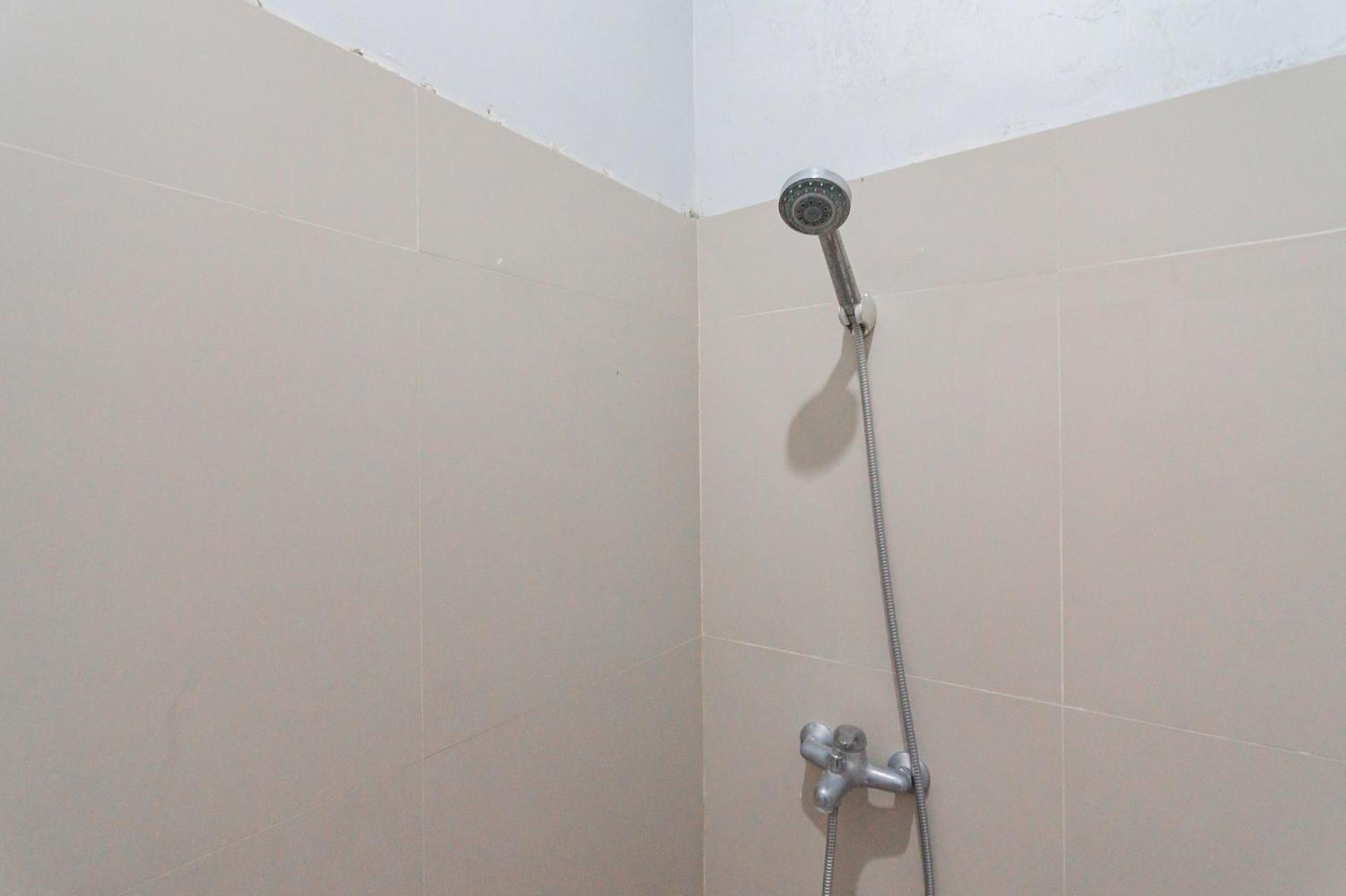 Reddoorz Plus Syariah @ Tuparev Cirebon 3 Habitación foto