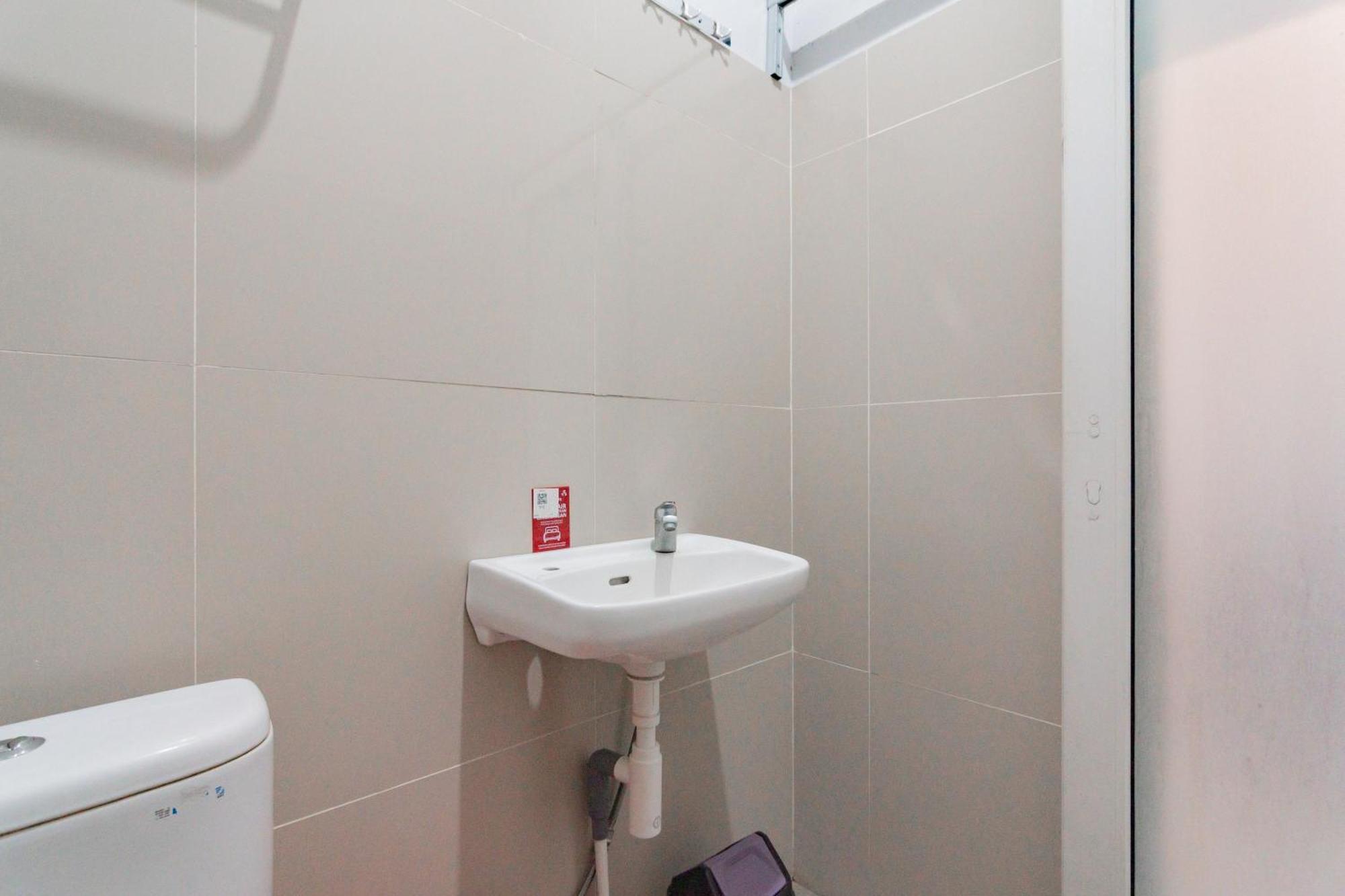Reddoorz Plus Syariah @ Tuparev Cirebon 3 Habitación foto