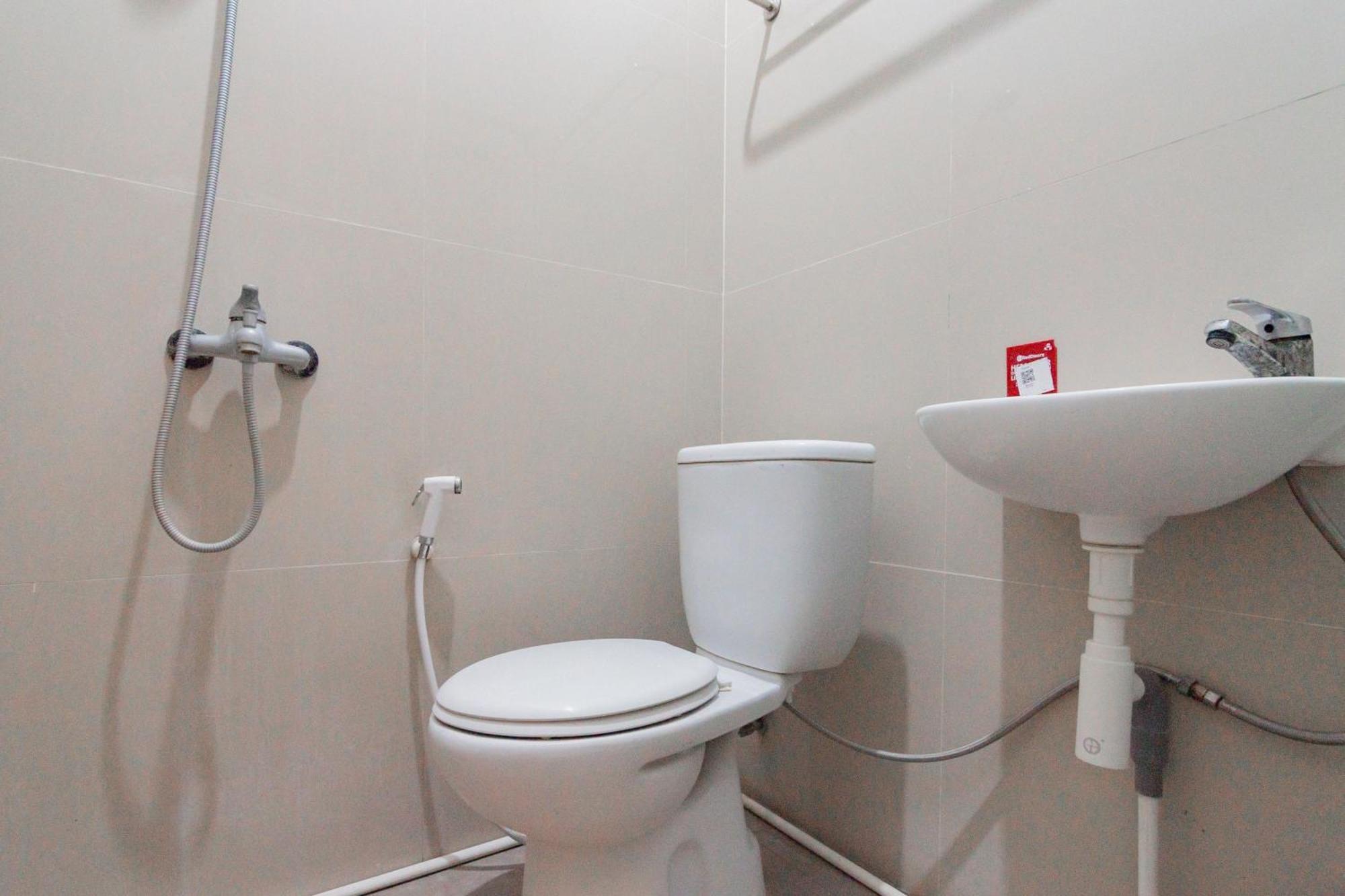 Reddoorz Plus Syariah @ Tuparev Cirebon 3 Habitación foto